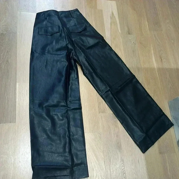 NWT Line & Dot Mika Faux Leather wide-legged Pants size medium
8111 - Picture 6 of 7